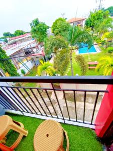 balkon z widokiem na park i palmy w obiekcie Mamby Gray's Place Balcony, Karaoke ,Wifi,Netflix &Kitchen w mieście Imus