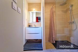 y baño con lavabo y ducha. en CLIM Jolie maison de 60 m2 avec jardin en Limoges