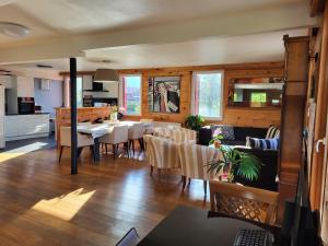 cocina y sala de estar con mesa y sillas en Le reposoir en Mont-Saxonnex