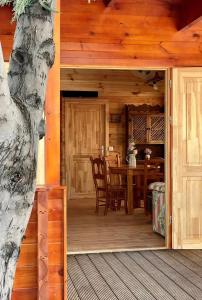 an open door to a dining room with a table at Dos VILLAS ENTRE CIERVOS Y CERVANTES in El Cristo del Espíritu Santo