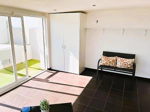 ein Wohnzimmer mit einem Sofa und einem großen Fenster in der Unterkunft Flat 3 Bedrooms Albufeira in Albufeira