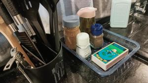 un contenedor negro con especias y una caja en un mostrador en SW Home MU **** Mont Choisy, en Grand Baie 11 fotos más