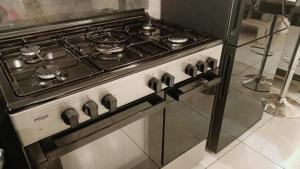 Un horno de estufa en una cocina en SW Home MU **** Mont Choisy, en Grand Baie