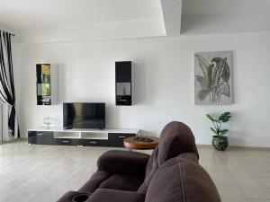 - un salon avec un canapé et une télévision dans l'établissement Spring Garden Mobay Resort Luxurious Apartments, à Montego Bay