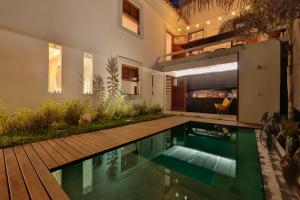 a swimming pool in the backyard of a house at Estalagem Bonfim, 351 in Olinda