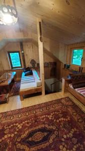 ein Wohnzimmer mit einem Sofa und einem Teppich in der Unterkunft ŠUMSKA KUĆA 1 in Rakovica
