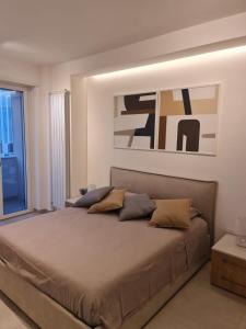 1 dormitorio con 1 cama grande y 2 almohadas en MYHome Lecce - SalentoSouthApulia, en Lecce