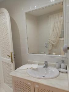 een badkamer met een wastafel en een spiegel bij Calle Pérez Galdós 20 in Las Palmas de Gran Canaria