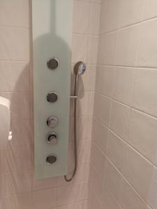een douche met een douchekop in de badkamer bij Calle Pérez Galdós 20 in Las Palmas de Gran Canaria