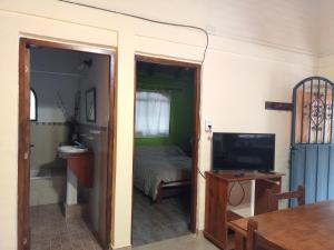 1 dormitorio con 1 cama y 1 mesa con TV en Monteverde en La Paz