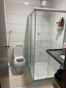 een witte badkamer met een toilet en een douche bij FLAT11MODULO18_MONTECASTELO in Bezerros