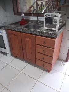 een aanrecht met een wastafel en een vaatwasser bij FLAT11MODULO18_MONTECASTELO in Bezerros