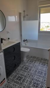 bagno con servizi igienici e lavandino di RAMALLOSA - SABARIS - BAIONA - NIGRAN - GONDOMAR a Pontevedra