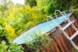 Bazén v ubytovaní Spa Love Home Sauna Jacuzzi ROMANTYCZNY DOM DLA PARY Z PRYWATNYM SPA alebo v jeho blízkosti