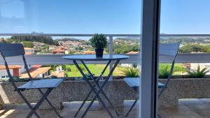 un tavolo e sedie su un balcone con vista di RAMALLOSA - SABARIS - BAIONA - NIGRAN - GONDOMAR a Pontevedra