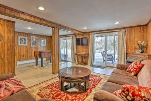 sala de estar con sofá, mesa y piano en Peaceful Pocono Lakefront, beach, pools, firepit, pets, en Arrowhead Lake