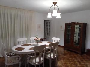 ein Esszimmer mit einem weißen Tisch und Stühlen in der Unterkunft Pisovistalegre in Vilagarcia de Arousa