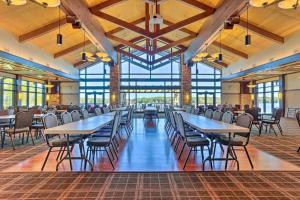un gran comedor con mesas y sillas en New! Lake & Beachfront Getaway in Poconos!, en Arrowhead Lake