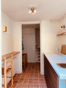 una cocina con fregadero y encimera en Casita aan Zee 2 slaapkamers 2 badkamers 3 min van zee, en Zandvoort