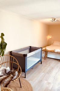 - une chambre avec un lit bébé dans l'établissement Casita aan Zee 2 slaapkamers 2 badkamers 3 min van zee, à Zandvoort
