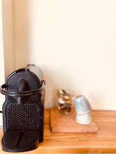 una taza negra sobre una mesa de madera en Casita aan Zee 2 slaapkamers 2 badkamers 3 min van zee, en Zandvoort