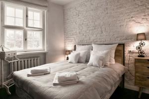 - une chambre avec un grand lit et 2 serviettes dans l'établissement Dream Factory Apartment, à Varsovie