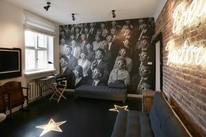 - un salon orné d'une fresque murale représentant des acteurs du spectacle dans l'établissement Dream Factory Apartment, à Varsovie