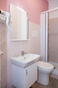 ディアマンテにあるVanity b&bのバスルーム(洗面台、トイレ、鏡付)
