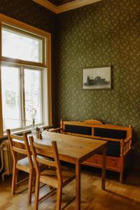 een eetkamer met een houten tafel en stoelen bij Turistgården Särna in Särna