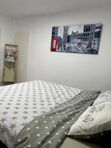 a bed in a bedroom with a picture on the wall at אירוח נוף הרים in Safed