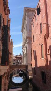 un canal entre dos edificios de una ciudad en Venice Romantic Home, en Venecia