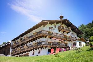 ein Gebäude mit Balkon auf der Seite in der Unterkunft Lohningbauer in Maria Alm am Steinernen Meer