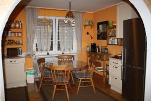 ベンドルフにあるFerienhaus Lilliのキッチン(テーブル、椅子、冷蔵庫付)