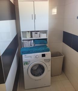 a washer and dryer in a small bathroom at 4 pory roku in Łomianki