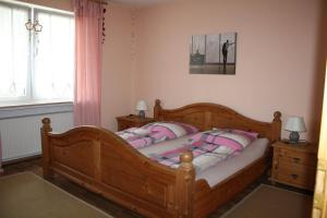ベンドルフにあるFerienhaus Lilliのベッドルーム1室(木製ベッド1台、ナイトスタンド2台付)