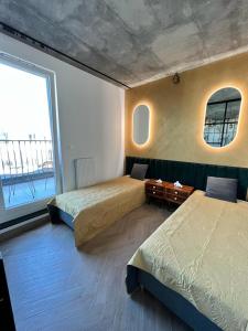 Zimmer mit 2 Betten und einem großen Fenster in der Unterkunft Apartament Bałtyk in Jastrzębia Góra