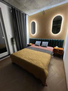 una camera da letto con un grande letto con due cuscini di Apartament Bałtyk a Jastrzębia Góra