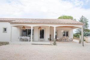 a small white house with a roof at Casa Mat'Yse in La Bruguière