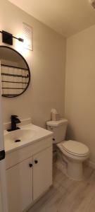 Et badeværelse på Cozy Downtown Loft Apartment