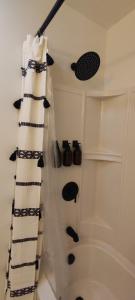 Et badeværelse på Cozy Downtown Loft Apartment