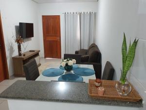 sala de estar con mesa y sofá en Achei Casa , aluguel por temporada en Porto Velho