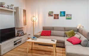 sala de estar con sofá y TV en Stunning Apartment In Santegidio Del M, A, With Kitchen, en Corbara