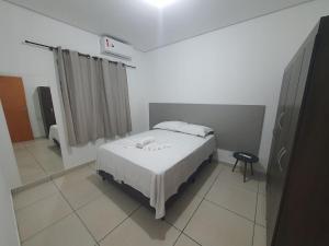 ポルト・ヴェーリョにあるAchei Casa , aluguel por temporadaの白い部屋にあるベッドのある寝室
