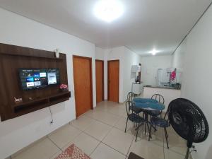 ポルト・ヴェーリョにあるAchei Casa , aluguel por temporadaのテーブルと壁にテレビが置かれたリビングルーム +51枚の写真