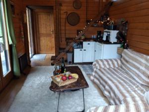 Oinokhórion的住宿－Το σπιτάκι του Σπύρου，客厅配有沙发和水果桌