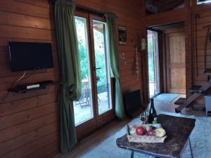 Oinokhórion的住宿－Το σπιτάκι του Σπύρου，一间房间,配有一张桌子、一篮水果和一台电视