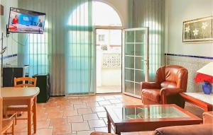 sala de estar con sofá y mesa en Nice Home In Rojales With House Sea View, en Rojales