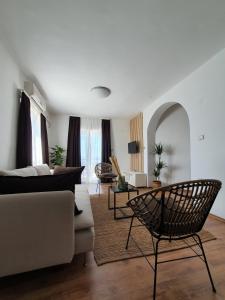 uma sala de estar com um sofá e uma mesa em Apartmani Masline em Jasenice