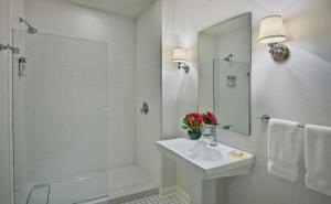 雅典的住宿－Hotel Abacus，白色的浴室设有水槽和淋浴。