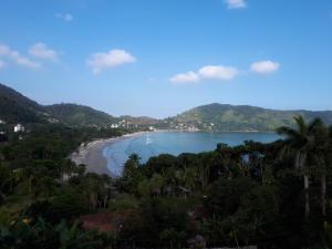 - une vue sur la plage depuis une colline dans l'établissement Casa Ednalda, à Ubatuba